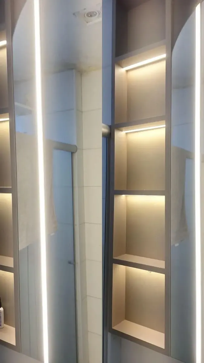 Iluminação de LED instalada em closet planejado